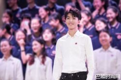 王俊凯悄回母校白制服唱校歌 场面8壮汉护驾根本偶像剧