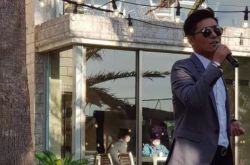 任昌丁街头演唱 Wanna One成员戴口罩听歌