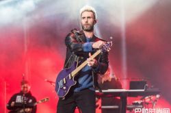 魔力红加拿大演唱会 女粉丝冲上台主唱傻眼