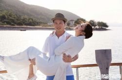 安以轩怀孕了？去年结婚老公陈荣炼很恩爱