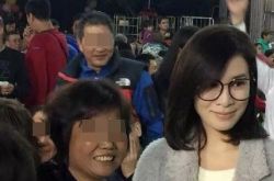 佘诗曼私下很亲民 黑框眼镜超友善