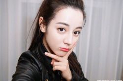 迪丽热巴金鹰女神装深V成亮点 半透明网状金色系