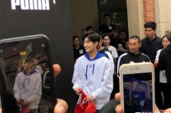 杨洋活动现场未P图照流出 近距离长这样