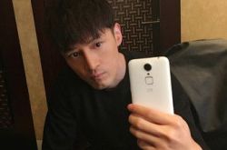 粉丝生日偶遇胡歌 亲笔写生日祝福送粉丝