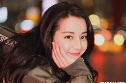 迪丽热巴素颜差很大 逛街实测路人不识