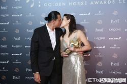 丁宁后台激吻老公 获奖金马最佳女配角奖