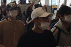 EXO灿烈世勋搭廉航回韩 坐经济舱百名粉丝送机