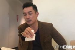 伊正谈父亲过世痛哭 放弃急救在妻儿面前掉泪