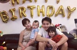 杨铭威和方志友女儿Mia连身泳衣照像小超模