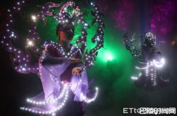 《寻梦龙虎山》实景秀 首创零距离走动式观演