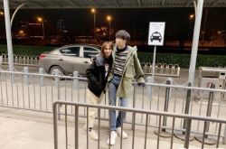 陈立农妈妈曝光 依偎儿子甜笑像女友