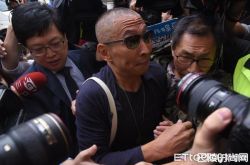 钮承泽到案调查 被包围推入警局零道歉