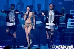 48岁了开演唱会 莫文蔚透视只遮3点