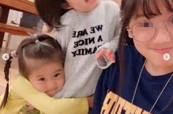 梧桐妹回上海跨年前 喜收3大礼物头贴修杰楷自拍