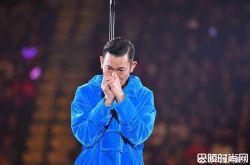 朱丽倩眼神直盯刘德华 看老公鞠躬道歉被拍