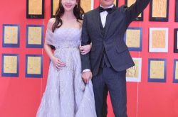 中国电视好演员表彰盛典 吴谨言性感裸肩