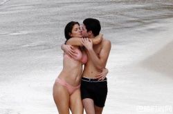 42岁爆乳妈激吻17岁儿 传奇富二代身世曝光