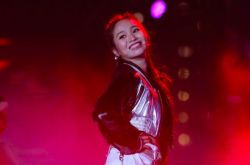 陈芳语卖力唱跳 民众排队合照