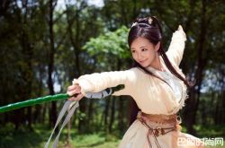 李一桐《射雕英雄传》挂彩 树枝直插大腿内侧