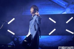 五月天自嘲集体凌霸歌迷 女粉点播2首吓到泛泪