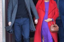 梅根王妃怀孕6月踩10CM细高跟 大红大紫秀圆肚