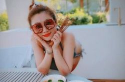 Selina任家萱海岛度假解放了 单穿比基尼入镜