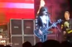 乐团吉他手Bobby Jenson演出烧到头发