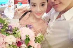 李小璐爆婚变1年带女儿现身 1大1小牵手逛街