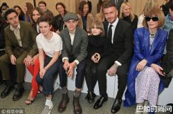 7岁哈珀短发时尚 比老爸和帅哥哥们还抢镜