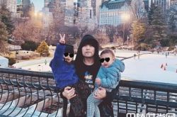 周杰伦带儿子逛街被拍 1岁Romeo穿皮外套骑重机