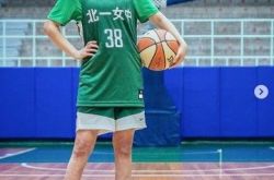 Selina隔19年重回母校 穿北一女制服逆龄