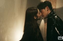 周兴哲推出新歌MV 和辣模夏胧恩爱纠缠