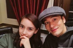 2岁小海绵正面照被拍 机场牵Baby吃糖玩耍