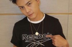 香港偶遇陈伟霆 便利商店前搂抱