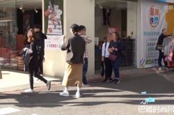 刘诗诗东区逛街 7个月孕肚巧妙隐藏