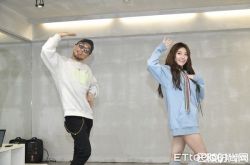 网红祈锦钺找滨崎步老师编舞 练4天像打太极验收萌笑