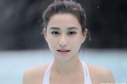 何超莲大露雪白美背秀巨乳 温泉照辣到喷鼻血