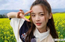 杨超越捧花回眸照美翻 掌镜人是TFBOYS的他