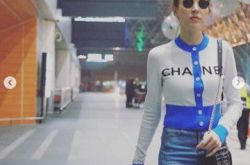 许玮甯机场走秀 外套钮扣解开里面超辣