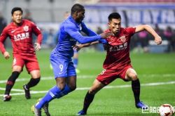 足坛乱象何时了？由柏佳骏肘击染红看主裁判的神操作