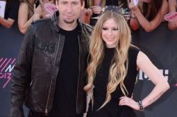 艾薇儿对抗莱姆病4年 前夫全程陪身边