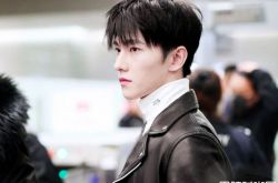 迪拜偶遇杨洋 一身白一眼就认出来了