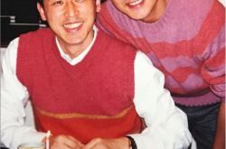 唐鹤德缅怀张国荣 逝世16周年深夜翻出合照