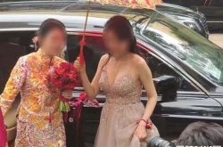 抖音伴娘巨乳走红 爆照双手捧出深V曲线