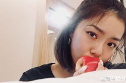 王菊是怎么火起来的？和蕾哈娜合影圆梦