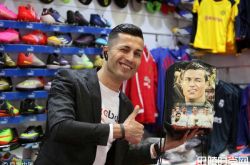 伊拉克小伙撞脸C罗 相似度90%抢合照