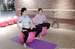 刘伊心怀孕胸围胀大 老公林志隆感情甜蜜