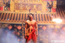 邵翔裸上身炸寒单受伤 女友小蛮一见他伤势吓傻