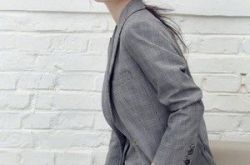 李小璐删掉与贾乃亮结婚背景照 贾乃亮牵她深情下跪没了