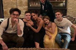 维多利亚45岁生日 贝克汉姆晒全家庆生照